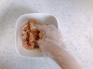 香菇滑鸡粥,抓匀后，腌制30分钟。