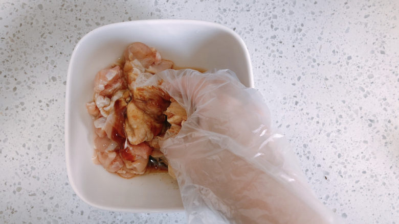 香菇滑鸡粥,抓匀后，腌制30分钟。