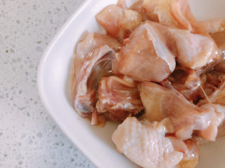 香菇滑鸡粥,鸡肉切块。