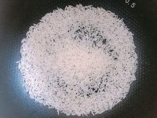 香菇滑鸡粥,半杯大米洗净加入电饭煲。
