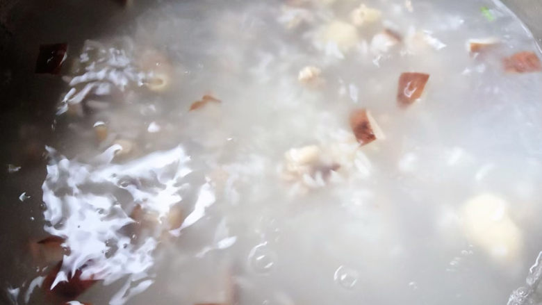 香菇滑鸡粥,大米粥煮至六成熟放入鸡腿肉和香菇改中火煮起来