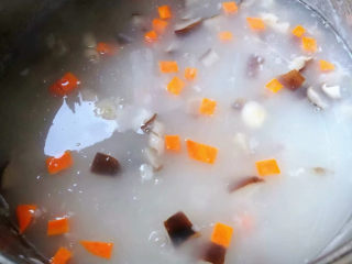 香菇滑鸡粥,放入胡萝卜煮五分钟