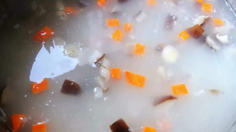 香菇滑鸡粥,放入胡萝卜煮五分钟