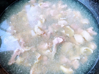 香菇滑鸡粥,锅中烧开水放入鸡腿肉同时放入料酒焯水去除油脂和杂质