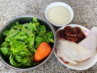 香菇滑鸡粥,准备原材料大米、鸡腿、焯好水的香菇、芹菜叶、胡萝卜