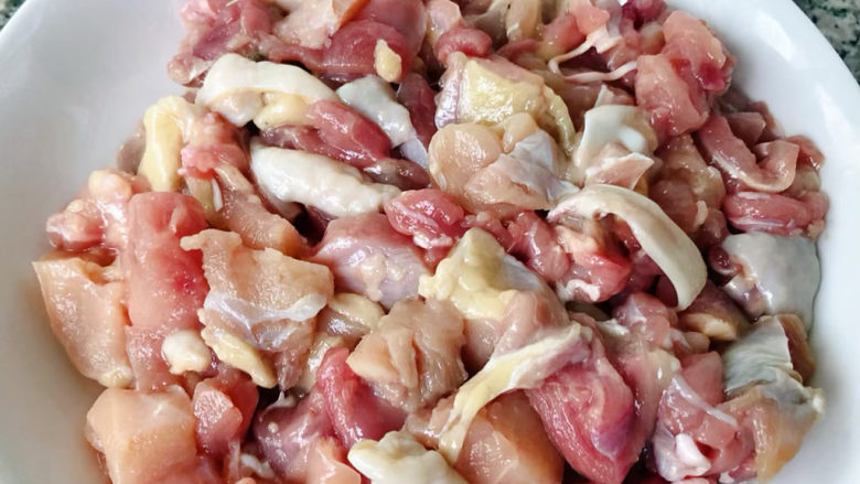 香菇滑鸡粥,鸡腿剔骨肉肉切成小块
