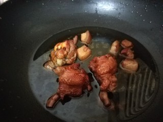 鸡腿炖土豆,在用三分之一的鸡块倒入锅中。