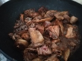鸡腿炖土豆,倒入砂锅，加入适量盐炖一小时。