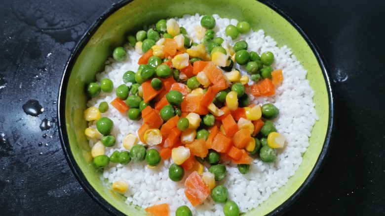 豌豆糯米饭,把蔬菜泥跟米倒在一起。