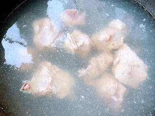 海带炖排骨,锅中烧开水放入排骨同时放入料酒焯水断生去除油脂和杂质