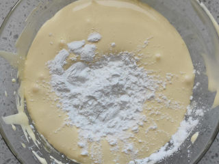 虎皮蛋糕卷,加入玉米淀粉，翻拌均匀