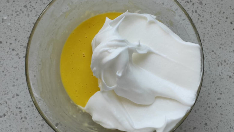 虎皮蛋糕卷,取1/3蛋白霜放入蛋黄糊中，翻拌均匀