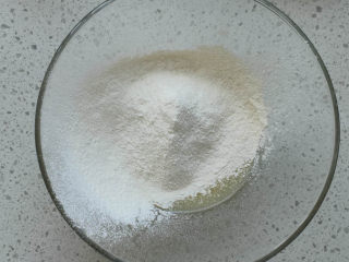 虎皮蛋糕卷,加入过筛后的低筋面粉，搅拌至无干粉