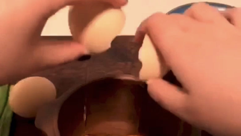 虾仁蒸蛋,碗中打入三颗蛋，加一小勺盐，打散
