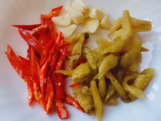 泡椒猪肝,准备适量的小米辣洗净切丝，蒜切片，泡椒切丝备用