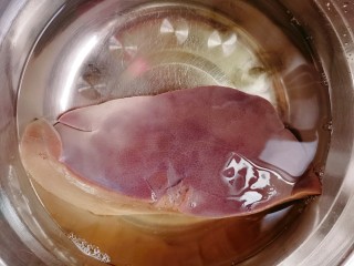 泡椒猪肝,猪肝用盐水抓洗几遍，再用清水泡一小时左右，中间换两次水，可以去除血水和毒素。
