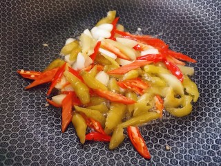 泡椒猪肝,起锅烧热加适量食用油，加入小米辣，姜蒜，泡椒爆香