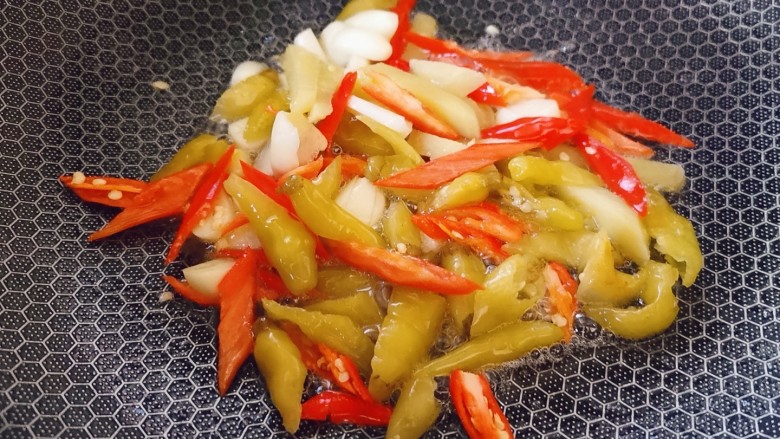 泡椒猪肝,起锅烧热加适量食用油，加入小米辣，姜蒜，泡椒爆香