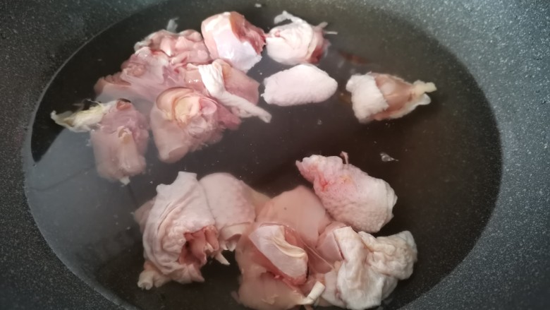 鸡腿炖土豆,冷水入锅，焯一下水。