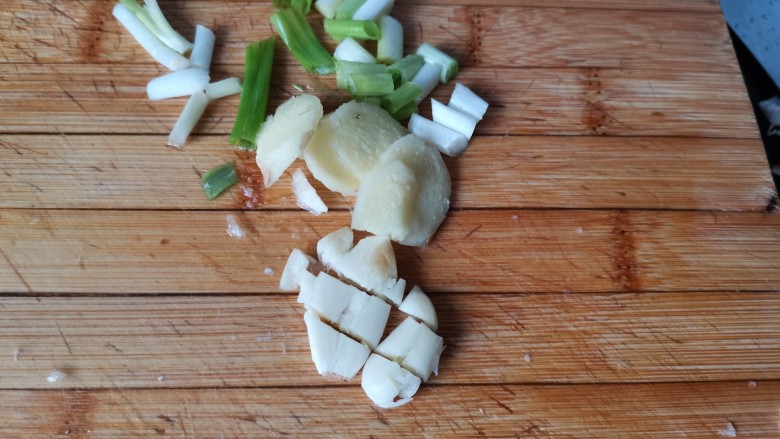 鸡腿炖土豆,葱姜切碎。