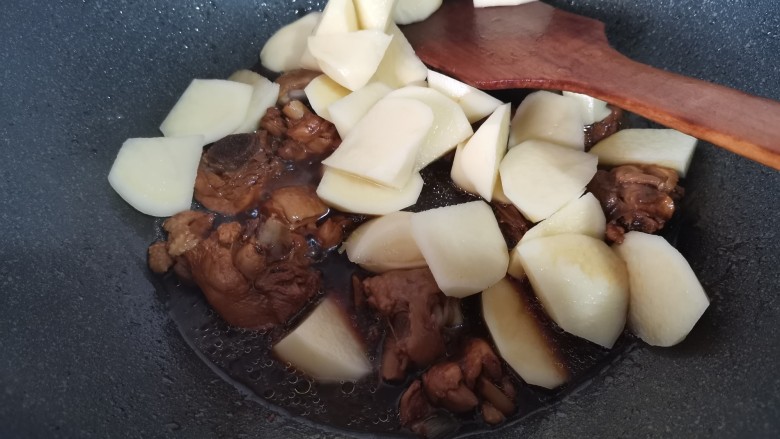 鸡腿炖土豆,鸡块煮10到15分钟就足够了。加入香菇和土豆。
