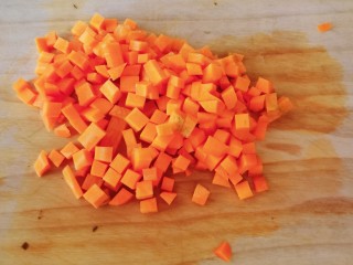 豌豆糯米饭,胡萝卜切丁