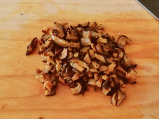 豌豆糯米饭,香菇切丁