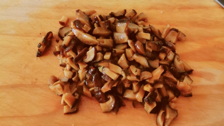 豌豆糯米饭,香菇切丁