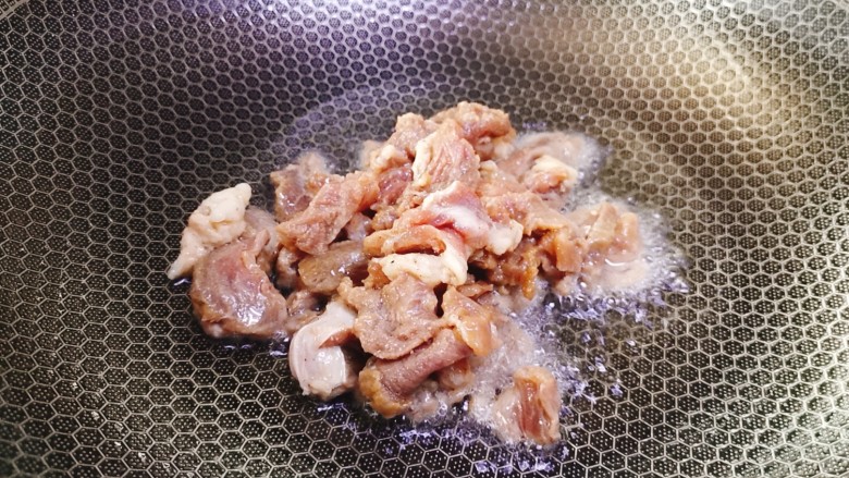 香菇炒肉片,先将肉片加入锅中，炒至变色