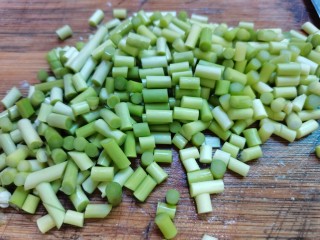 蒜苔米豆腐,蒜苔洗净切小段