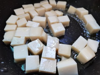 蒜苔米豆腐,米豆腐下锅煎至