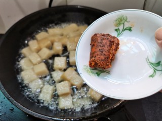 蒜苔米豆腐,煎至微微金黄时，放入火锅底料