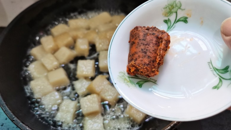 蒜苔米豆腐,煎至微微金黄时，放入火锅底料