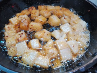 蒜苔米豆腐,慢慢的炒散