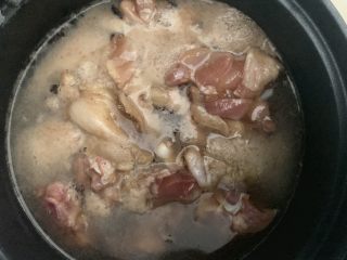 一人食.双蛋鸡腿面,鸡腿用料酒蚝油酱油腌制半天