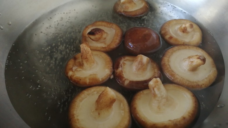 香菇炒青菜,水开放入香菇，焯水半分钟。
