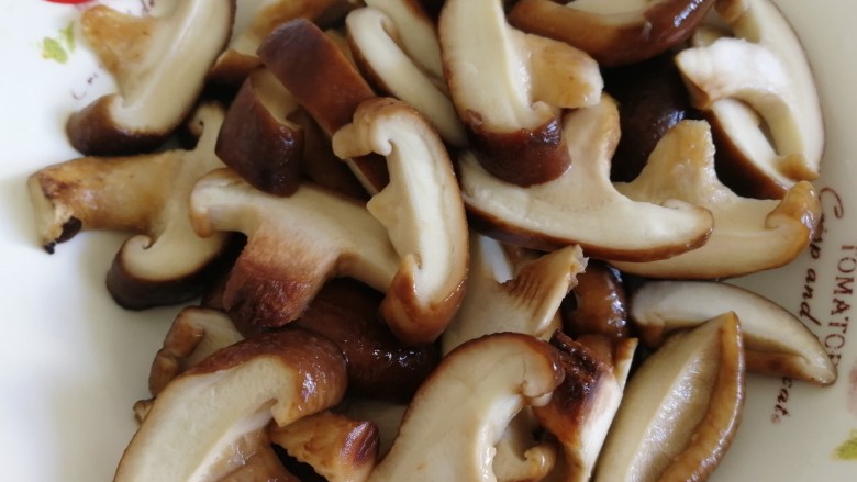 香菇炒青菜,捞出香菇过凉水切厚片，控干水份。