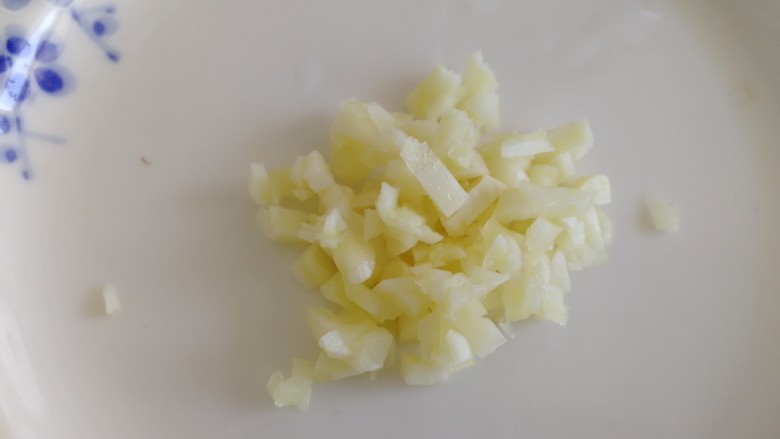 香菇炒青菜,一瓣蒜去皮切碎。