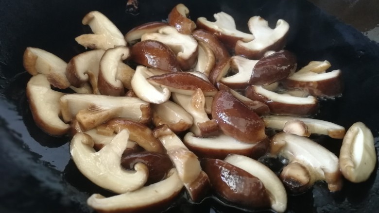 香菇炒青菜,放入香菇片，急火翻炒出香味。