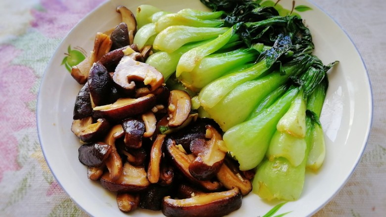 香菇炒青菜,盛盘。香菇香味浓郁，油菜脆爽。