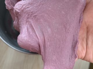 紫薯蜜豆吐司🍞,揉出膜