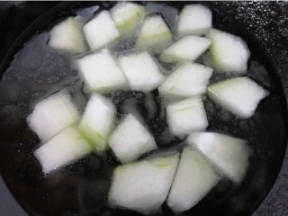冬瓜猪骨汤,翻炒片刻后加入适量清水