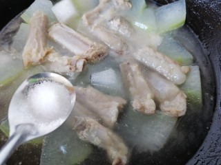 冬瓜猪骨汤,煮一会之后加一勺盐调味