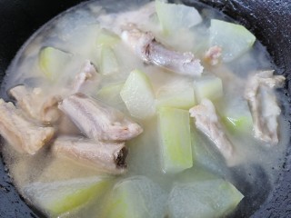冬瓜猪骨汤,煮至排骨软烂汤浓稠即可出锅