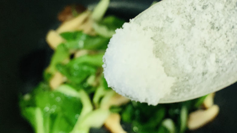 香菇炒青菜,加少许盐