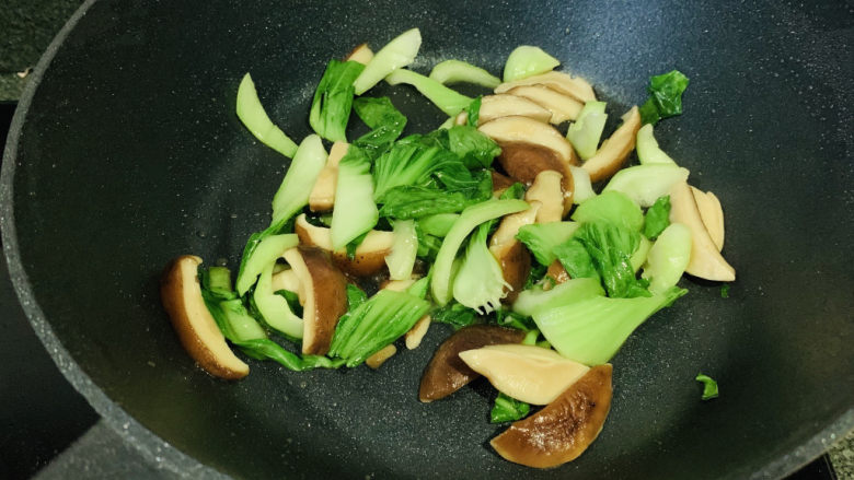 香菇炒青菜,起锅