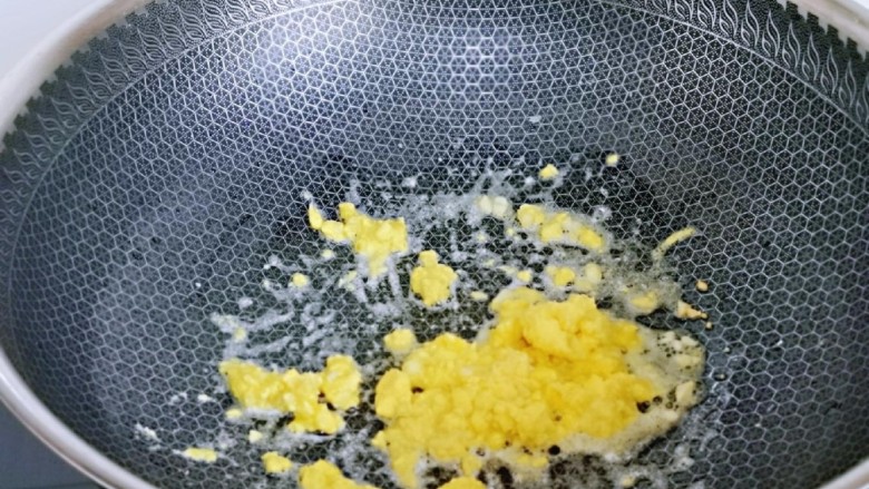 秋葵炒虾仁,再加入熟蛋黄铲碎。