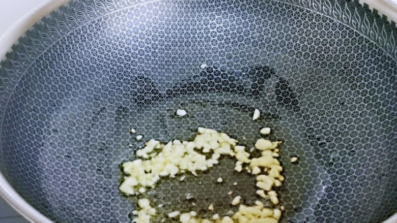 秋葵炒虾仁,起油锅，加入蒜末炒香。