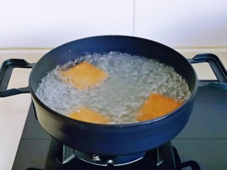 凉拌香干,香干焯水: 冷水入锅烧开，煮2分钟捞出。