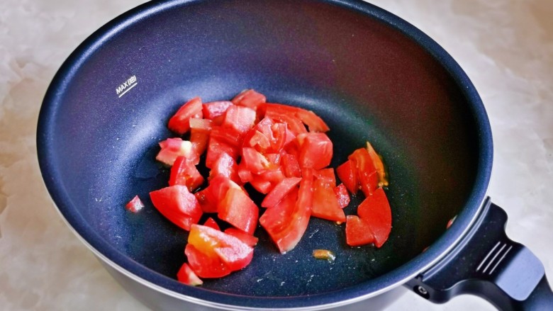 麻辣臭豆腐,起油锅加入番茄翻炒。